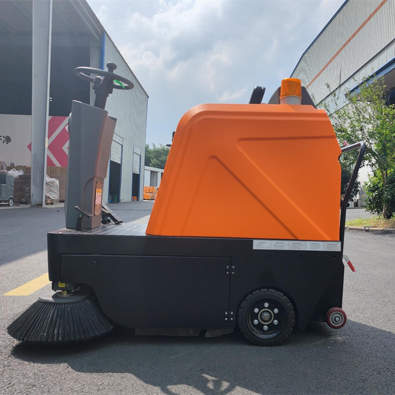 駕駛式掃地車在不同場景的應(yīng)用 駕駛式掃地車在不同場景的應(yīng)用ds80.jpg
