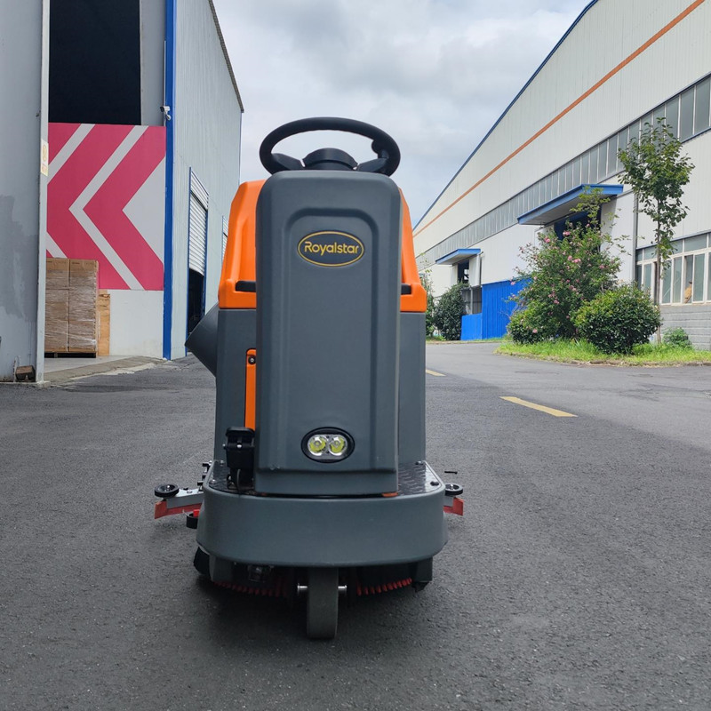 榮事達(dá)電動(dòng)駕駛洗地機(jī).jpg